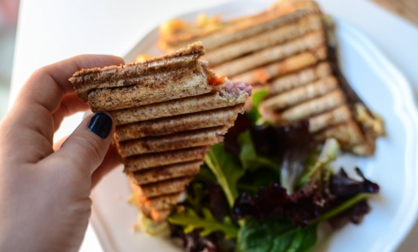 1. Этап. Тосты в бутерброднице: Вот такие замечательные тосты в бутерброднице у вас получились! Приятного аппетита!:)