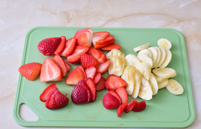 1. Этап. Сладкая шаурма: Ягоды и фрукты при необходимости помойте и обсушите. Затем нарежьте на дольки.