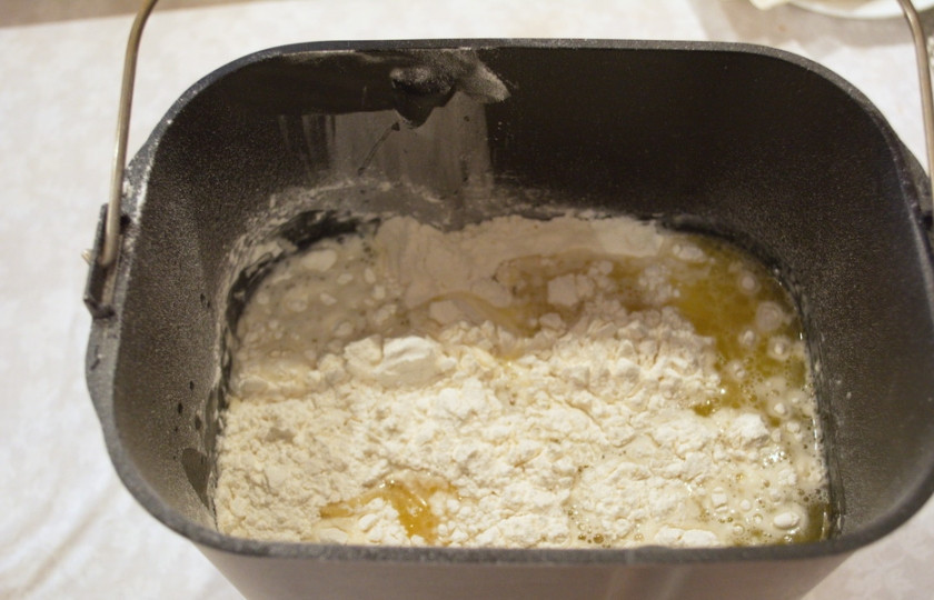 1. Этап. Печеные пирожки из дрожжевого теста: Добавляем воду, растительное масло. Устанавливаем кастрюльку в хлебопечку и включаем режим замеса на 3 часа 35 минут. У меня в хлебопечке это режим 18.