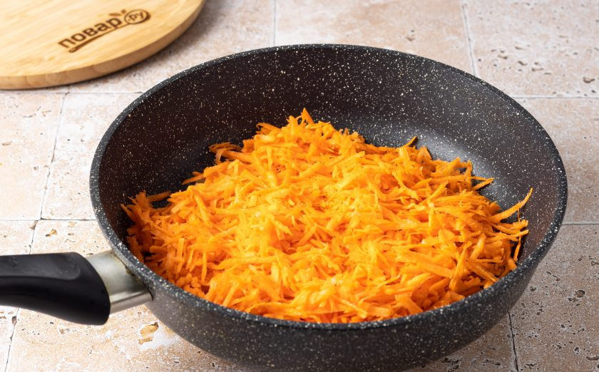 1. Этап. Морковно-рисовые котлеты: Добавьте тертую морковь и готовьте ее до золотистого цвета.