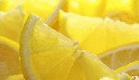 1. Этап. Коктейль с манго: 4. Добавьте в шейкер лед, водку, ликер, туда же выжмите сок из дольки лимона.