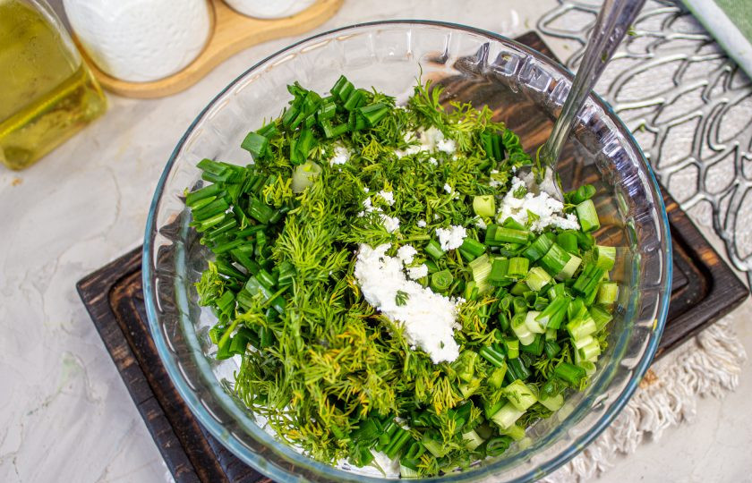 1. Этап. Чуду с черемшой: Зеленый лук и укроп помойте и обсушите. Нарежьте мелко и добавьте к творогу.