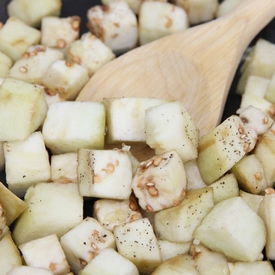 1. Этап. Паста с баклажанами: Добавить баклажаны, посолить и поперчить. Обжарить в течение 2-3 минут.