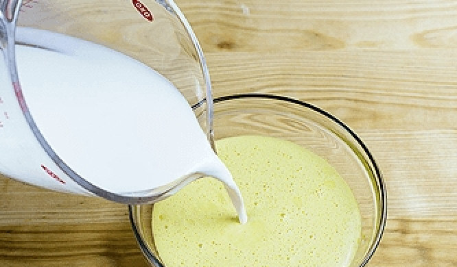 1. Этап. Вафли гофре: Растопите сливочное масло. Добавьте его к яичной массе вместе с молоком.