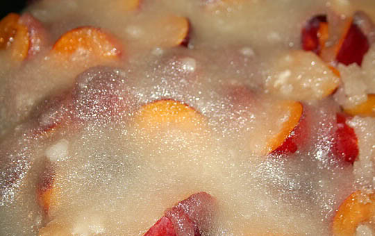 1. Этап. Варенье из алычи на зиму: Для начала промываем алычу, разрезаем ее на половинки и удаляем из каждого плода косточку, выкладываем алычу в таз. Теперь приготовим сахарный сироп, для этого высыпаем 4 кг сахара в кастрюлю и вливаем в нее стакан воды. Ставим эту массу на огонь и нагреваем ее, помешивая, до растворения сахара. Затем высыпаем оставшийся сахар и добавляем еще стакан воды, продолжаем нагревать массу, пока у нас не получится довольно густой непрозрачный сахарный сироп. Заливаем горячим сиропом алычу и оставляем ее на ночь.