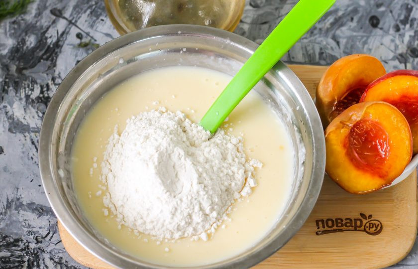 1. Этап. Оладьи на кефире с персиками: Добавьте соду и муку, тщательно вмешайте их в тесто.