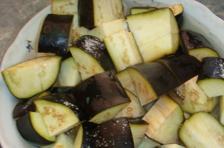 1. Этап. Чанахи в горшочках: Баклажан необходимо вымыть, нарезать на небольшие кусочки и залить кипятком, дат постоять несколько минут.