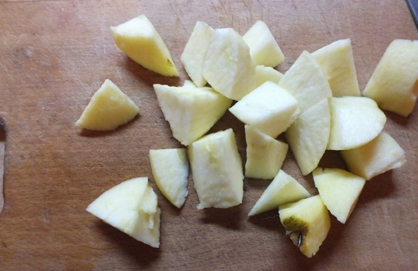 1. Этап. Каша из овсяной крупы на воде: Яблоко промойте и нарежьте его кусочками.