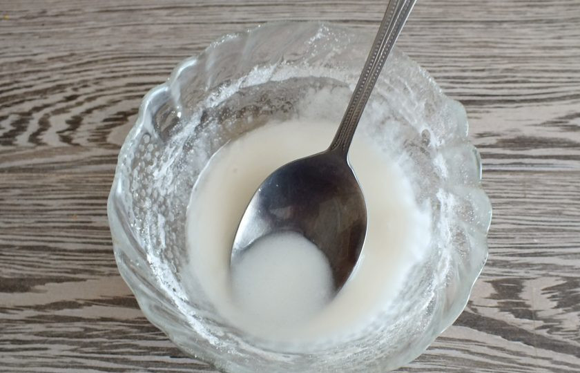 1. Этап. Пряники из тыквы: Пока выпекаются пряники, приготовьте сахарную глазурь. Смешайте сахарную пудру с горячей водой. Перемешайте до однородного, гладкого состояния.