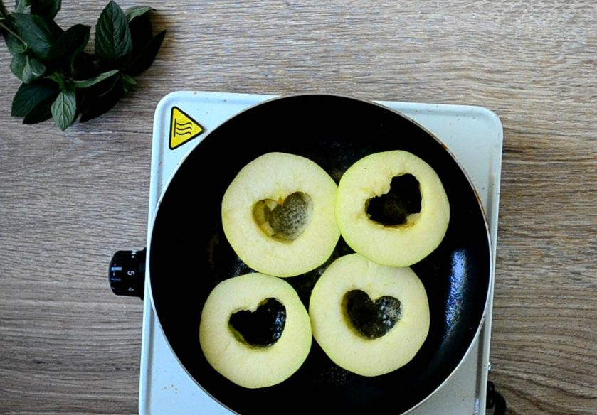 1. Этап. Яблочный крамбл с мороженым: На сковороде растопите вторую часть сливочного масла. Когда сковорода будет хорошо прогрета, выложите на нее кружочки яблока и жарьте с двух сторон по несколько минут.