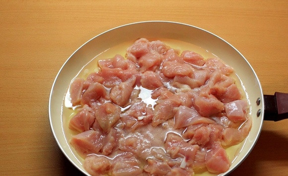 1. Этап. Подлива из куриного филе со сметаной: 1. На сковороду растительным маслом выложите нарезанное кубиками филе.