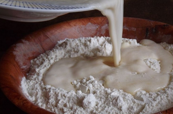 1. Этап. Тесто дрожжевое несладкое: Просеиваем муку с солью. Добавляем в мучную массу смесь из дрожжей, яиц, масла и молока.