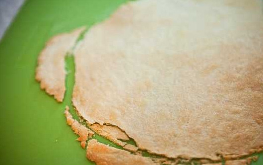 1. Этап. Коржи для Наполеона: 10. Корж обрежьте под форму будущего торта (можно использовать для этого большую тарелку или крышку, например). Обрезки отложите для крошки. Выпекайте точно так же остальные коржи.