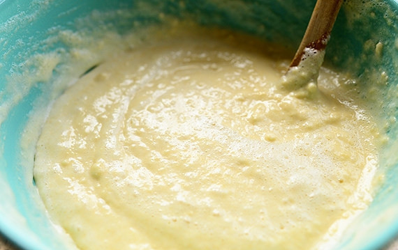 1. Этап. Воздушные бельгийские вафли: 9. Аккуратно перемешайте, чтобы сохранить воздушность теста.