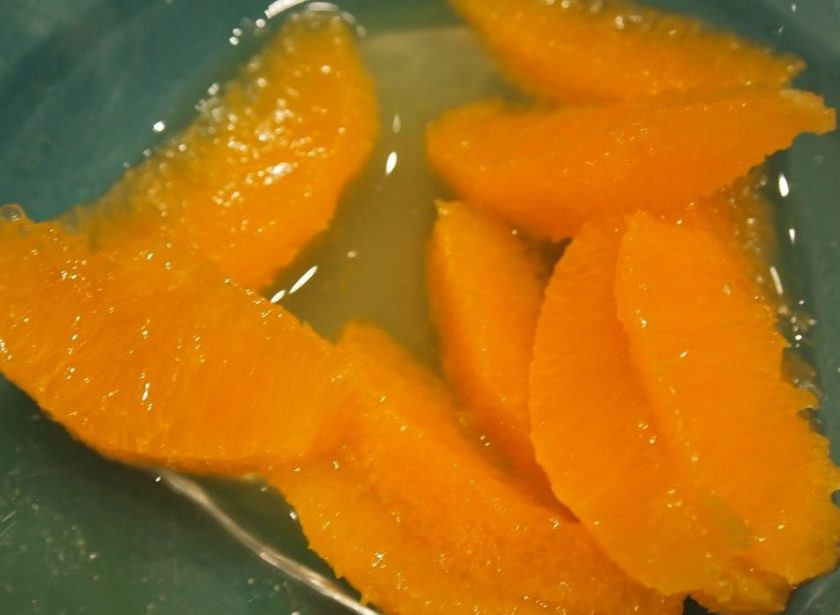 1. Этап. Салат из яблок: 2. Получившееся апельсиновое «филе» нарезаю небольшими дольками и перекладываю в миску.