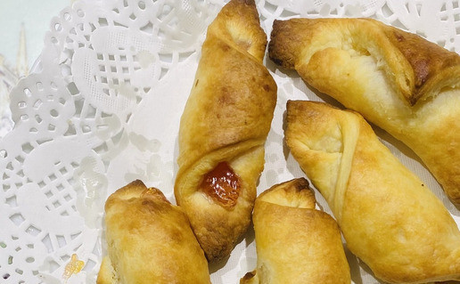 1. Этап. Хрустящие рогалики: Эти рогалики из оставшегося теста с рахат -лукум нарезала на кусочки. По совету Анечки (топиарий) так вкусно, спасибо ей большое!