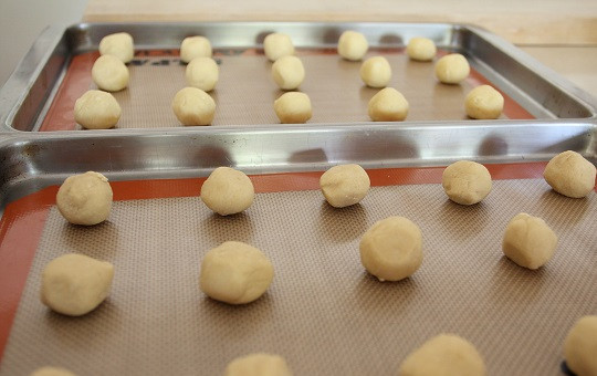 1. Этап. Печенье на желтках: 5. Перед выпечкой свежее тесто лучше отправить в холодильник минут на 20. Разогрейте духовку. Отправьте свежее тесто (на противне) минут на 11-12 в духовку, а замороженное — примерно на 15-17 минут.