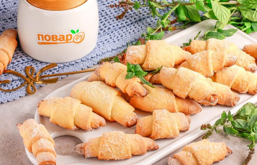 1. Этап. Творожные рогалики Нежнее нежного: Выложите творожные рогалики на тарелку и подайте к столу теплыми. Особенно вкусны они со стаканом теплого молока.