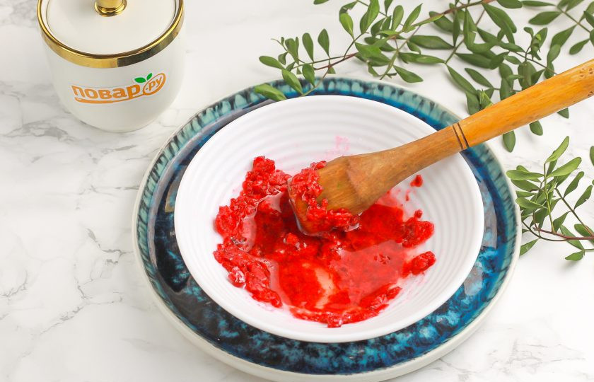 1. Этап. Коктейль с шампанским: Помните малину толкушкой, тщательно смешивая с сахаром. По желанию малиновое пюре можно протереть через ситечко.