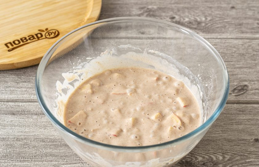 1. Этап. Гречневые оладьи с яблоком: Влейте молоко, перемешайте до однородной консистенции. Добавьте яблоко и имбирь, еще раз перемешайте. Оставьте тесто постоять на 10-15 минут.