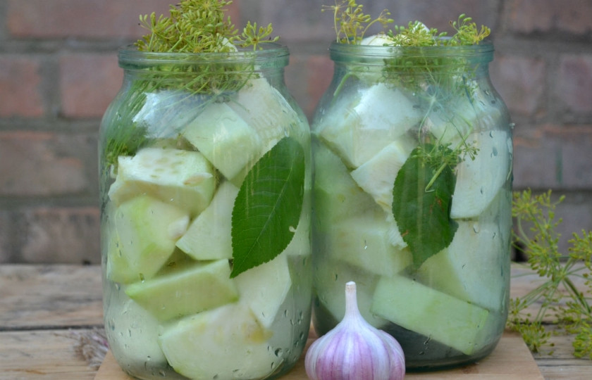 1. Этап. Малосольные кабачки быстрого приготовления: В стерилизованные банки положите листья вишни, затем плотненько выложите кусочки кабачка, добавьте в каждую банку по два разрезанных пополам зубчика чеснока. Сверху положите зонтики укропа.