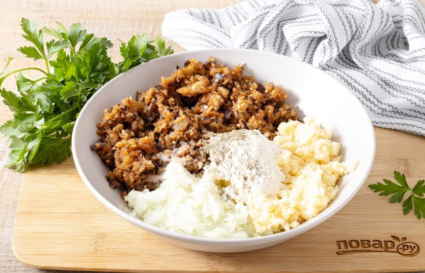 1. Этап. Драники из баклажанов: Добавьте муку, соль и черный молотый перец по вкусу.