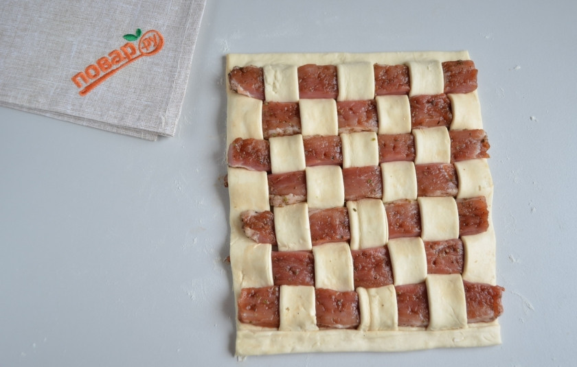1. Этап. Мясо в тесте Шахматная доска: И так продолжайте, пока не закончится тесто и мясо. Оформите красиво край. Я срезала полосочку теста сверху и накрыла ей нижний край, выровняла и отрезала лишнее.