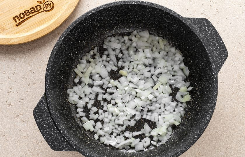 1. Этап. Паста Орзо в сливочном соусе: Репчатый лук нарежьте на мелкие кубики и обжарьте с растительным маслом до прозрачности.