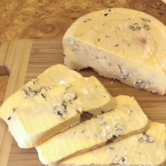 Домашний сыр с грецким орехом