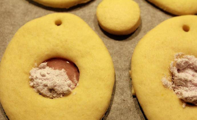 1. Этап. Новогоднее печенье на елку: Затем выньте, досыпьте леденцового порошка и поставьте в духовку еще на 5 минут. Охладите прямо на противне.