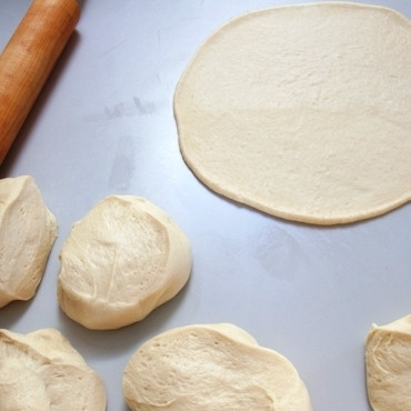 1. Этап. Вишневые бухты: Каждую часть раскатываем в тонкую лепешку.