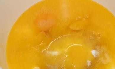 1. Этап. Печенье со смородиновым вареньем: Сливочное масло или маргарин необходимо растопить. Добавим к маслу яйца и сахар.