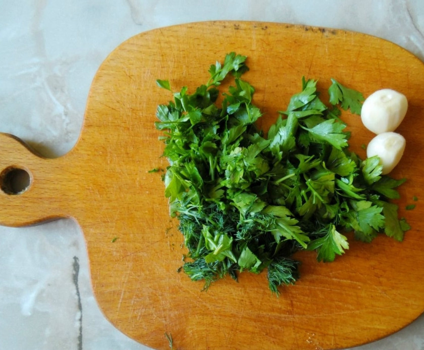 1. Этап. Брокколи с моцареллой: Промываем зелень. Чем больше зелени и чем она разнообразней, тем, соответственно, вкуснее и полезнее будет блюдо. Чеснок можно мелко порубить, а можно потереть на терке.