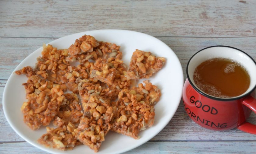 1. Этап. Жареный творог: Нарежьте получившийся десерт на кусочки. Подавайте с чаем, кофе или молоком. Лакомство необычное, по вкусу напоминает щербет.