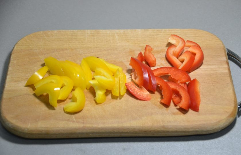 1. Этап. Пицца Примавера: Порежьте болгарский перец полосочками.