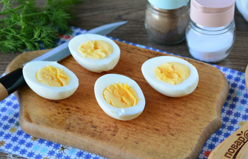 1. Этап. Яйца фаршированные килькой: Сварите вкрутую яйца, почистите и разрежьте на равные половинки.