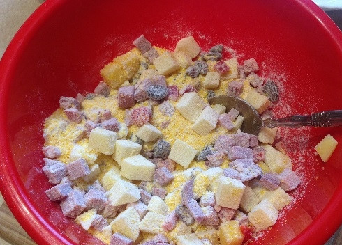 1. Этап. Швейцарская кукурузная запеканка: 5. Смешиваем в миске колбасу, картофель, перец, добавляем кукурузную крупу, соль и муку. Мука у меня 