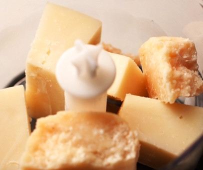 1. Этап. Фокачча с сыром и базиликом: Пармезан - очень твердый сыр, поэтому натереть его на терке - задача не самая простая. Я для измельчения пармезана использовал блендер.