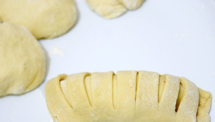 1. Этап. Булочки с кремом Патисьер: Заворачиваем нижний край на верх булочки.