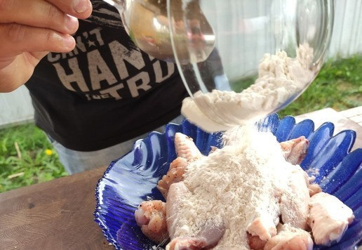 1. Этап. Хрустящие крылышки в остро-сладком соусе: Перейти к кляру. Добавить муку.