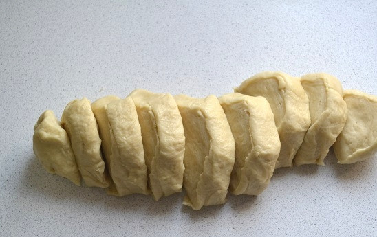 1. Этап. Яблочный торт с коричным кремом: Тесто разделите на 9 частей.