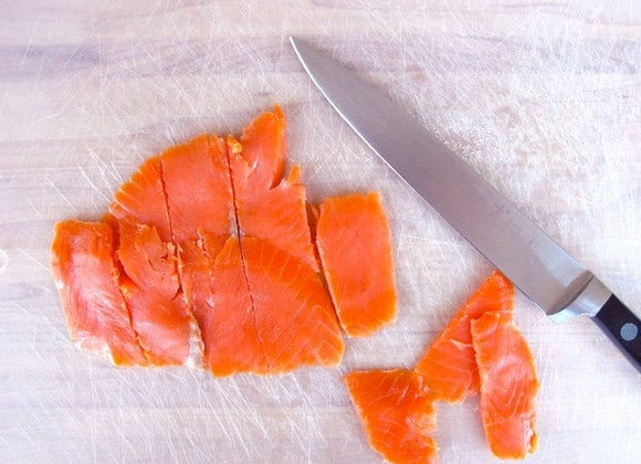 1. Этап. Канапе к празднику: Лосось нарежьте слайсами.