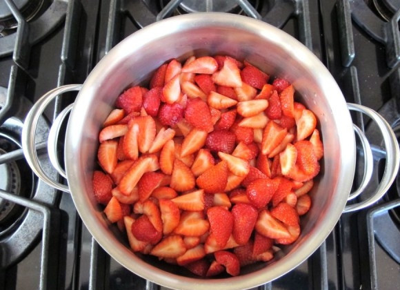 1. Этап. Клубничный сироп: 2. Сложите ягоды в кастрюлю, залейте водой (чтобы покрыло ягоды) и варите 20 минут.