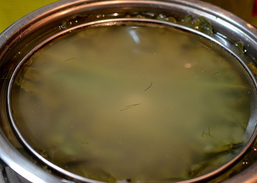 1. Этап. Огурцы соленые (без уксуса): 6. Кипятим воду, добавляем соль из расчета 1,5 ст.л. на литр воды. Остужаем. Заливаем огурцы, сверху ставим груз и оставляем на 3-4 суток. Рассол должен стать мутным с кислым запахом. У меня стояли 3 суток, т.к. дома у нас достаточно жарко.