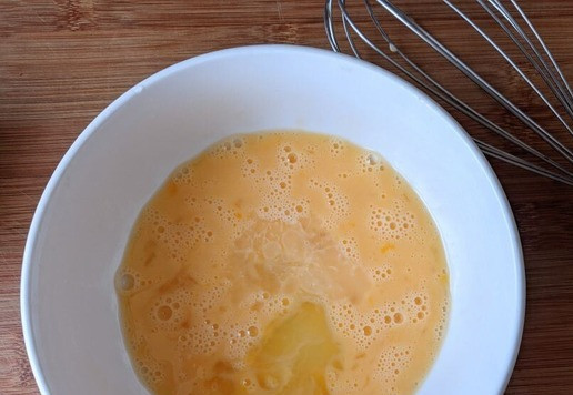 1. Этап. Корейский сэндвич с яичницей-болтуньей: Готовим яичницу-болтунью. В сковороде нагреваем растительное масло, в миску разбиваем яйца ( в зависимости от размера яиц берём 1–2 штуки на порцию). Взбиваем яйца венчиком до однородной консистенции. Добавляем во взбитые яйца 1 столовую ложку воды. И взбиваем еще раз до однородности. Правильно добавлять воду, а не молоко! Не солим!