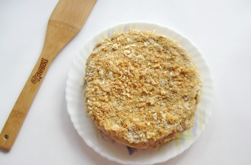 1. Этап. Торт закусочный Грибная фантазия: Промажьте четыре коржа кремом. Пятый корж измельчите в крошку и посыпьте ею торт сверху и с боков.