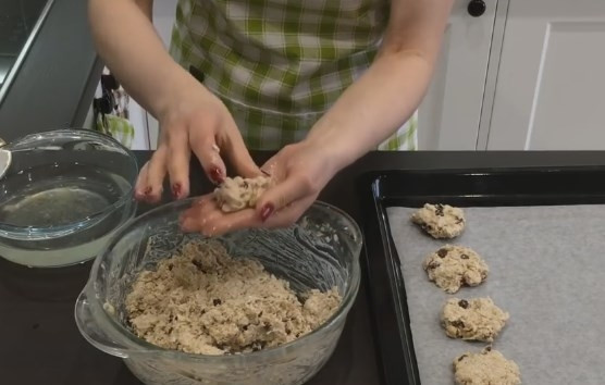 1. Этап. Домашнее овсяное печенье без муки (низкокалорийное): 6. Руки смочите лимонной водой и сформируйте печеньки. Выкладывайте их на пергаментную бумагу.