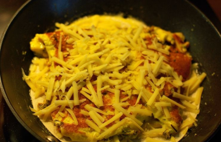 1. Этап. Кесадилья с сыром: Затем в соковродке с капельке масла обжариваем по очереди две тортильи с двух сторон (по 10 сек с каждой стороны). Затем на одну тортилью выкладываем немного сыра, затем выкладываем омлет-блин и сверху еще кладем сыра.