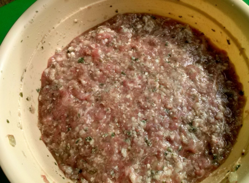 1. Этап. Хинкали (классический рецепт): Чтобы начинка для хинкали была сочной, в фарш добавляют достаточно большое количество воды. Фарш еще раз тщательно вымесите и поставьте в холодное место на полчаса.