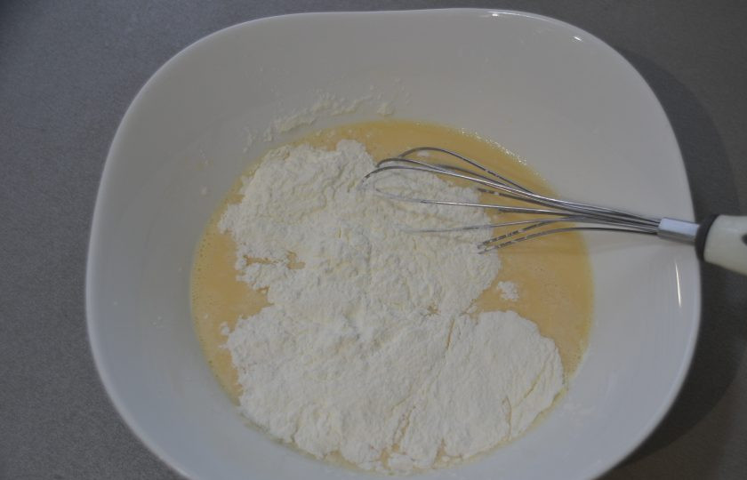 1. Этап. Налистники с творогом на крахмале: Добавьте крахмал.